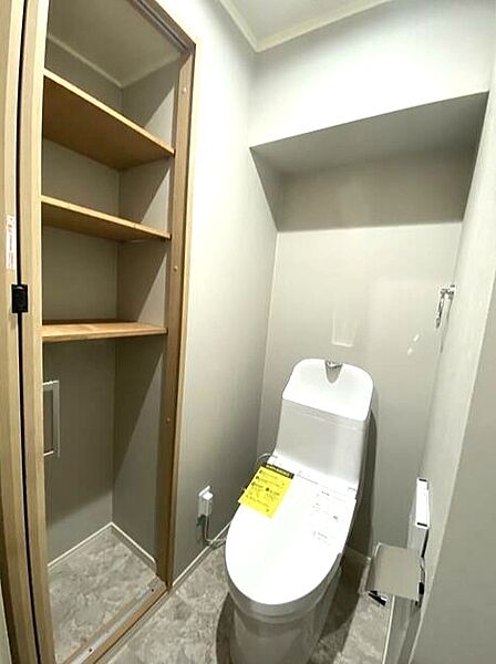 ◎トイレにも便利な収納完備しています