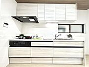 吊戸棚など収納豊富なシステムキッチン。