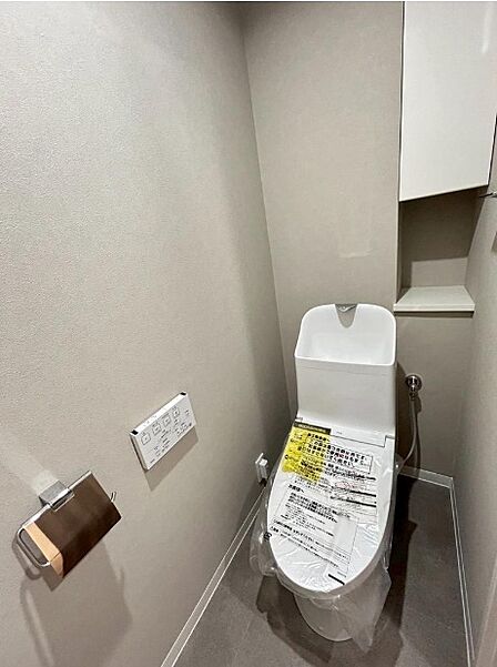 ◎ウォシュレット付きトイレ。清潔感ありますね。後方には便利な収納も完備