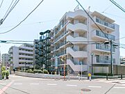 ゆったりと時間が流れる川沿いのマンションです