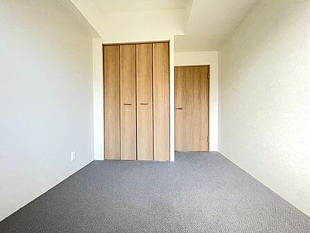 寝室にもワークスペースにも使える多目的空間♪