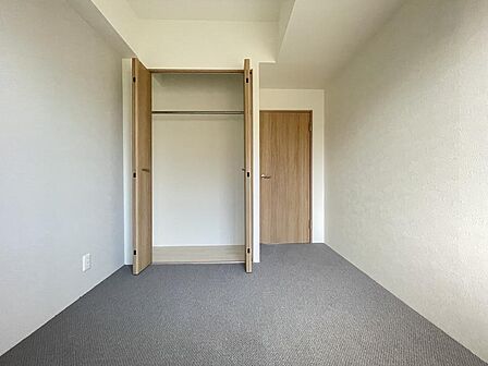 収納も完備しており、シンプルで使いやすい洋室です♪