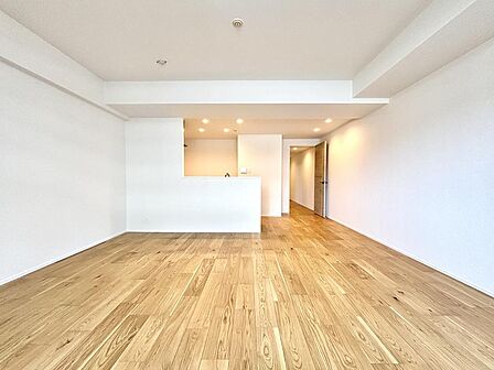キッチン奥の温かみのあるダウンライトが、空間全体に心地よいアクセントを与えています。
