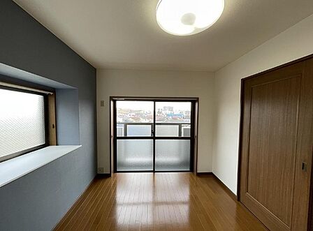 ◎バルコニー側に面した洋室6帖は２面採光で通風も良好です♪引き戸なのでダイニングと繋げて広々空間にも♪
