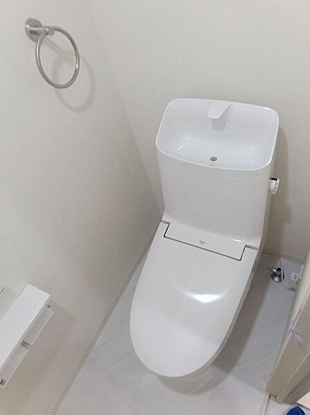 ◎ウォシュレット付きトイレは清潔感ある白基調♪