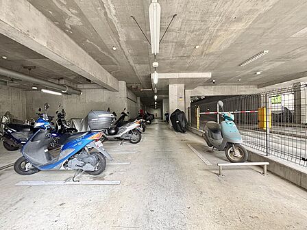 整備されたバイク置場で、日々の出し入れもスムーズに