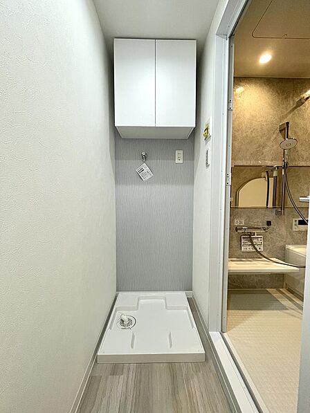 洗濯機置場の上にも収納棚がございます