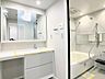洗面：三面鏡付き洗面化粧台を採用した、使い勝手の良いパウダールーム。収納力もあり、すっきりとした空間を保てます。