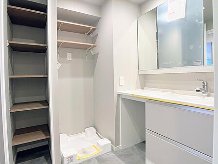 洗濯機置場の横には収納棚があり、タオル類や洗剤も収納可能です。