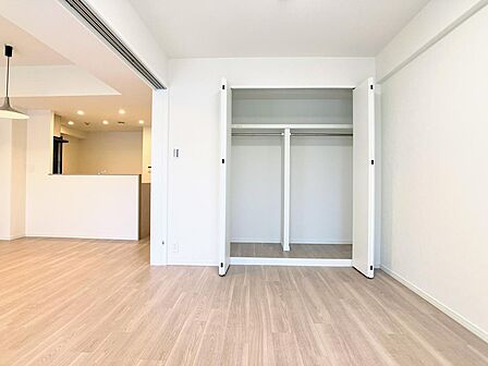 洋室6.2帖はリビングと引き戸でつながっており、用途に合わせてフレキシブルに活用できます。