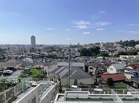 バルコニーからの眺望。視界が開けており、開放感がございます。