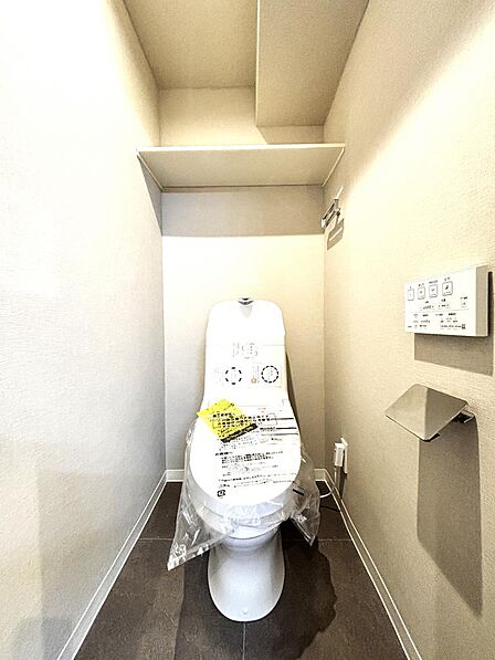 ◎ウォシュレット付きトイレ上部には収納棚も完備♪