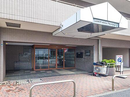管理体制の良さが伝わるエントランス。防犯面を重視する方におすすめ。