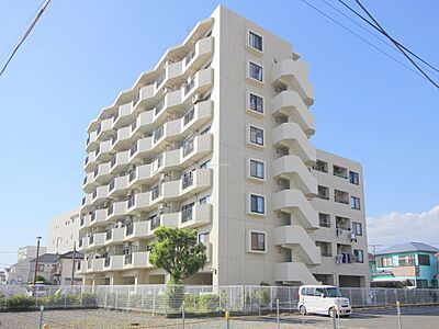 外観：【外観】高層階7階につき眺望良好／南向きにつき陽当たり良好／新規内装リフォーム実施済／調理の捗るシステムキッチン／約19帖広々リビング