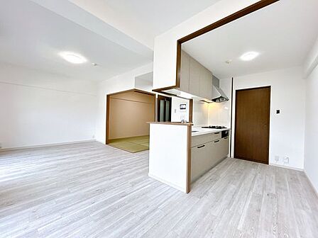 【リフォーム済】リビング別アングル写真です。床はフロアタイル仕上げ、壁・天井はクロス張替えを行いました。
