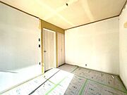【リフォーム中　3月15日撮影】2階東側洋室です。床はフローリング仕上げ、壁・天井はクロス張替を行う予定です。
