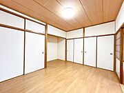 【外壁工事のみ実施】1階南側約7帖の洋室です。襖張替えを行いました。