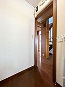 【現況販売】1階廊下です。床はフローリング仕上げ、壁・天井はクロス張替を行います。