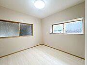 【リフォーム済】1階西側約4.5帖洋室です。床はフローリング仕上げ、壁・天井はクロス張替を行いました。