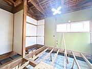 【リフォーム中　5/7撮影】2階和室です。洋室に変更し床はフローリング仕上げ、壁・天井はクロス張替えを行う予定です。