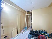 【リフォーム中】約4.2帖洋室の写真です。床はフロア張り、壁・天井はクロス貼り替えを行われる予定です。