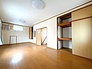 【リフォーム中】2階洋室です。間取変更を行い約4.5帖洋室になります。床はフローリング仕上げ、壁・天井はクロス張替を行う予定です。
