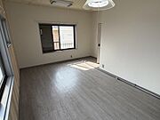 2階洋室です。２面採光の明るいお部屋です。２部屋に仕切ることも可能です。