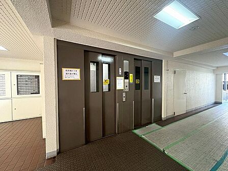 エレベーター完備の大規模マンション。管理の行き届いた共用部が安心感を演出します。