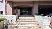 重厚感のあるアプローチ階段とアーチ型エントランスが特徴的。落ち着いた雰囲気と高級感を演出し、住まう方や来客を上品に迎え入れます。手すり付きで安心してご利用いただける点もポイントです。