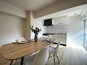 キッチン横のバルコニーから暖かな日差しが射し込みます。
