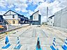 外観：敷地65坪超の広々とした開放的な街並み。3台分の駐車スペースを確保しているため、複数台の車をお持ちのご家庭や、来客時にも安心です。家族のライフスタイルに合わせたゆとりのある暮らしを実現。