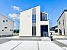 外観：郡山市大槻町で建築が進む、全4棟の新築分譲住宅です。青空のもと、確かな技術で丁寧に施工されています。長期優良住宅認定の安心品質と暮らしやすさを追求した、完成が待ち遠しい注目の分譲地です。