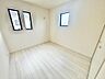 洋室：複数の窓からたっぷりと自然光が差し込む、明るく開放的な洋室です。白を基調としたすっきりとした空間で、レイアウトもしやすく、ゆったりとくつろげるプライベートスペースとしてお使いいただけます。