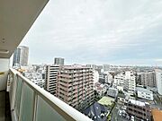 周りには高い建物がないので、見晴らしがよく空も広く感じられます