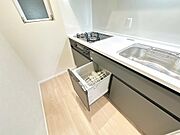 食器洗い乾燥機付き。高い水温と強い水圧で、頑固な汚れもすっきり落とします