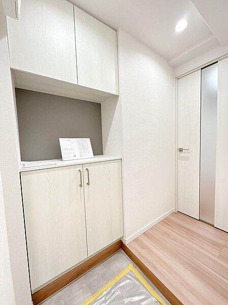家族や来客を迎えるのにふさわしい、白を基調とした明るい印象の玄関です