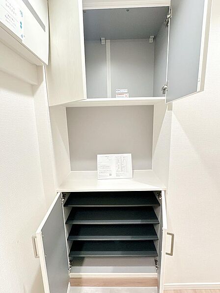 セパレートタイプのシューズボックスはセパレート部分を小物や鍵置き場にお使いいただけます
