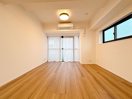 ワイドな窓が広がる明るいLDK