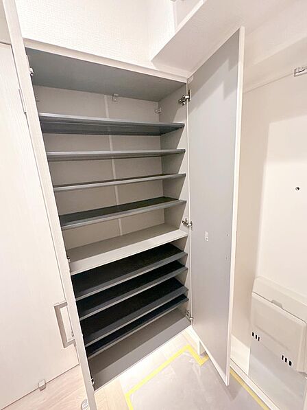 玄関収納は収納力の高いトールタイプのシューズボックスです