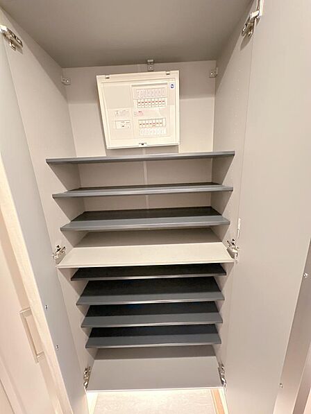 玄関収納は収納力の高いトールタイプのシューズボックスです
