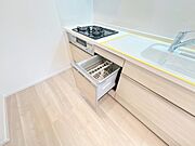 食器洗い乾燥機付き。高い水温と強い水圧で、頑固な汚れもすっきり落とします