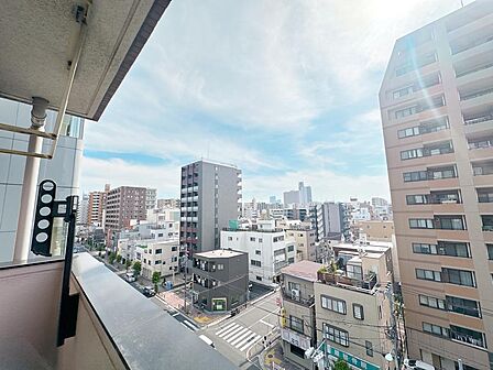 周りの建物と距離が離れているので、見晴らしがよく空も広く感じられます