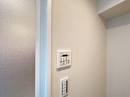 浴室には雨天時の洗濯物乾燥やカビの発生を抑える機能付きの「浴室暖房乾燥機」付きです