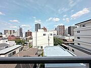 日当たりの良いバルコニーですのでお洗濯ものも早く乾きそうです