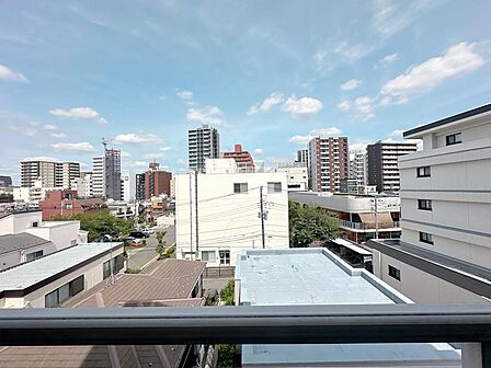 日当たりの良いバルコニーですのでお洗濯ものも早く乾きそうです