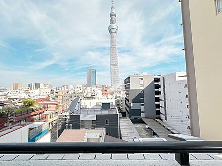 お部屋からは、スカイツリーを望むことができ、夜には都心ならではの夜景を楽しめます