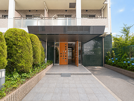 家族や来客を迎えるのにふさわしい、上品なエントランスです