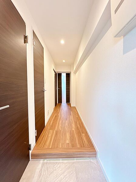 明るいトーンでまとめられた玄関空間が、住まい全体に開放感を演出します