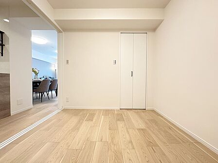 洋室4.7帖洋室。明るい色のフローリングはお部屋を広く見せてくれます