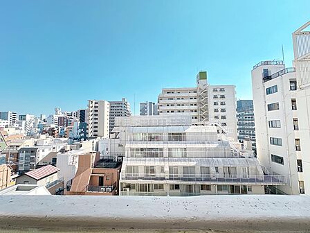周りには高い建物がないので、見晴らしがよく空も広く感じられます